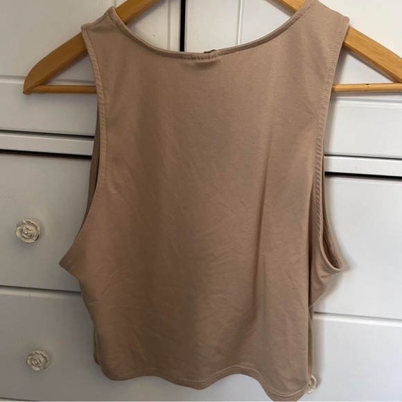 Cropped Tank (L) - Picture 2 of 3